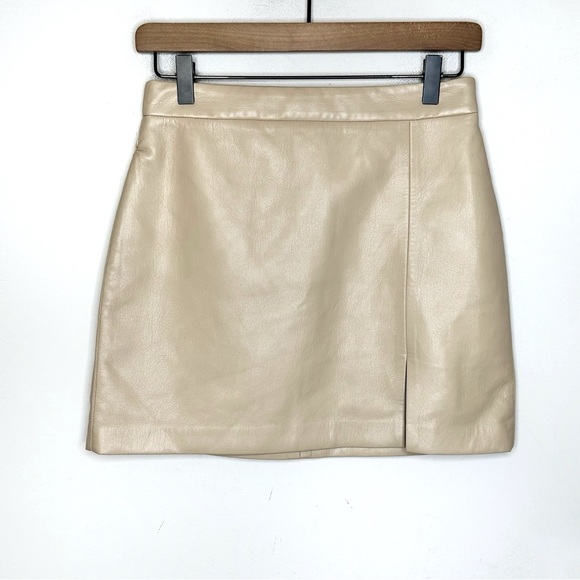 Wilfred Aritzia Patio Mini Skirt Faux Leather in Cream Size 4 - Picture 3 of 15